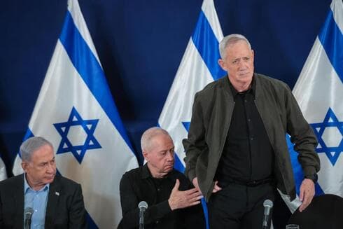 Los ministros Gantz y Gallant con el primer ministro Netanyahu. 
