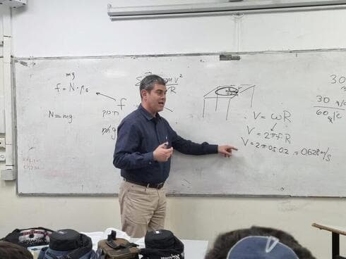 El profesor de química en la Universidad Bar Ilan y también padre de un estudiante de la escuela, asumió el papel de profesor de física (Amit Bar Ilan) Prof. frío