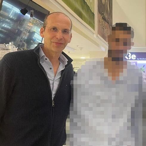 El Dr. Roni Eichel y su hijo