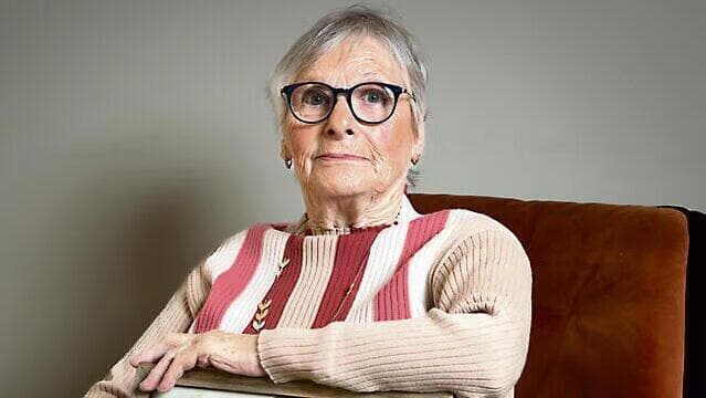 Miriam Beit Talmai Shapiro, de 88 años, se vio obligada a abandonar su casa en el Kibbutz Zikim el 7 de octubre y no ha regresado desde entonces. (Alex Kolomoisky) Miriam Beit Talmai Shapiro