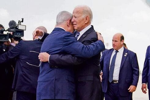 El presidente estadounidense Joe Biden, en su viaje a Israel y el abrazo con Netanyahu. (AP) El presidente estadounidense Joe Biden