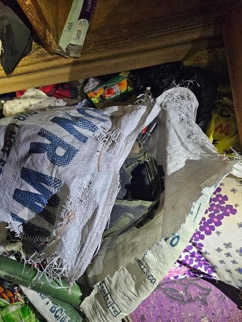Armas descubiertas en una bolsa de la UNRWA. 