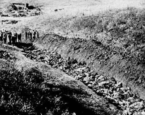 Las fuerzas soviéticas encuentran fosas comunes judías.