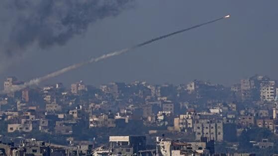 Cohetes disparados desde Gaza hacia Israel.