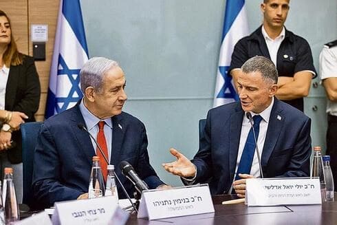Edelstein con Netanyahu en una audiencia del Comité de Asuntos Exteriores y Defensa realizada el mes pasado. 