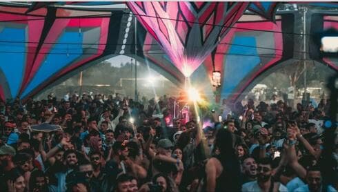 Cientos de personas celebran en el Festival Nova horas antes del ataque sorpresa de Hamás. (Ido Darbi) Cientos de personas celebran en el Festival Nova horas antes del ataque sorpresa de Hamás.