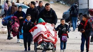 Habitantes de Gaza abandonan Khan Younis para escapar de los combates e intentar ponerse a salvo cerca de Rafah. 