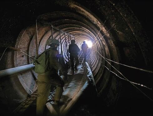 Combatientes de las FDI en un túnel en la Franja de Gaza. 