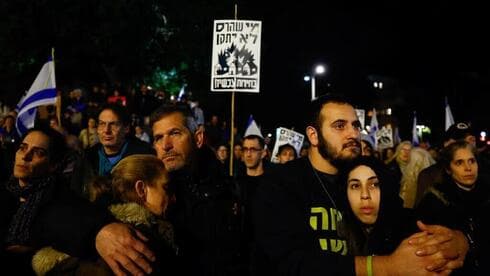 "El que destruyó no reparará". La protesta en la plaza Habima, anoche. 
