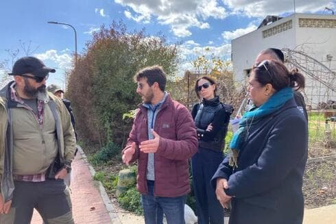 Patten visita el kibutz Nahal Oz.