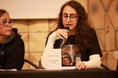 "Hemos llegado al momento en el que están condenados a decidir quién regresará y quién se convertirá en presa de los animales humanos". Sharon Aloni-Konyo. (Tal Shahar) "Hemos llegado al momento en el que están condenados a decidir quién regresará y quién se convertirá en presa de los animales humanos". Sharon Aloni-Konyo.
