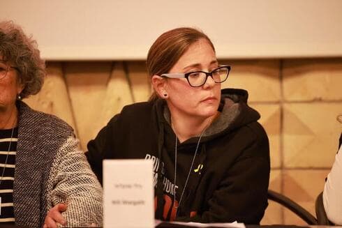 "El precio del sacrificio de 136 niños, mujeres y hombres no se corregirá con discursos, ni con vídeos y tuits". Nili Margalit. (Tal Shahar) "El precio del sacrificio de 136 niños, mujeres y hombres no se corregirá con discursos, ni con vídeos y tuits". Nili Margalit.
