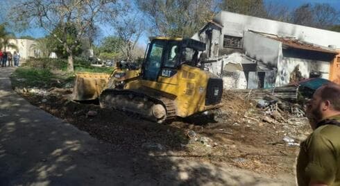 Limpieza de escombros en Be'eri, este jueves.