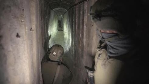 Soldados de las FDI en un túnel debajo del Hospital Shifa, en Gaza. 