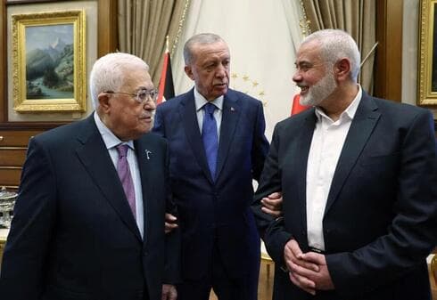 El presidente turco Recep Tayyip Erdogan, entre Mahmoud Abbas e Ismail Haniyeh en 2022. (AFP) El presidente turco Recep Tayyip Erdogan, entre Mahmoud Abbas e Ismail Haniyeh en 2022.