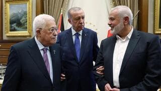 El presidente turco Recep Tayyip Erdogan, entre Mahmoud Abbas e Ismail Haniyeh en 2022. 