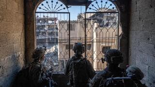 Soldados del ejército israelí sobre el terreno en la Franja de Gaza.
