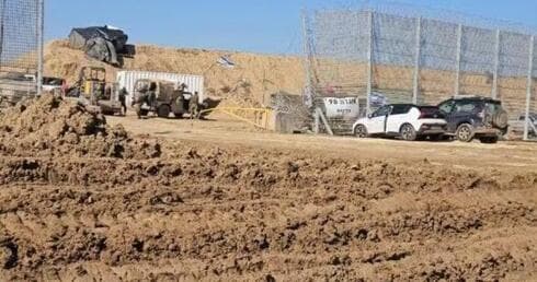 Palestinos trabajan en la frontera de Gaza.