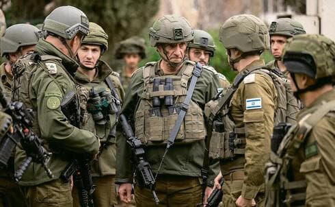 El jefe de Estado Mayor de las FDI, Herzi Halevi, en su visita a la frontera norte israelí. 