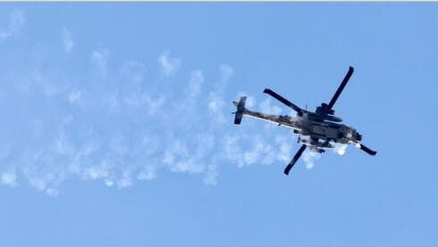 Un helicóptero de combate sobre Gaza. 