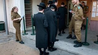 Judíos ultraortodoxos en la oficina de reclutamiento de las FDI. 