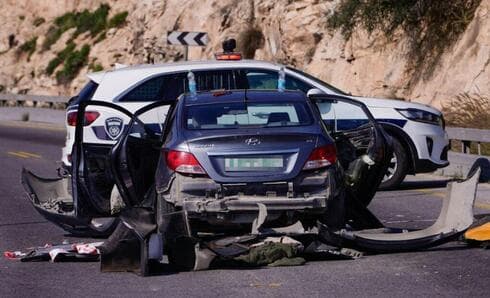 Los coches atacados por terroristas durante un atasco cerca de Jerusalem. (Shalu Shalom) Los coches atacados por terroristas durante un atasco cerca de Jerusalem.