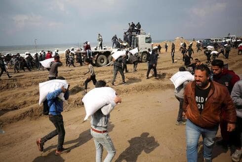 Los camiones con ayuda humanitaria son saqueados constantemente por Hamás. 
