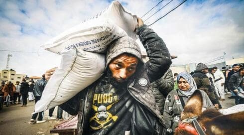 Distribución de ayuda alimentaria de la UNWRA en Rafah.