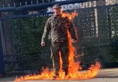 Al grito de "no seré cómplice del genocidio en Gaza", un soldado estadounidense se prendió fuego frente a la Embajada de Israel en Washington. (Ynet) Al grito de "no seré cómplice del genocidio en Gaza", un soldado estadounidense se prendió fuego frente a la Embajada de Israel en Washington.