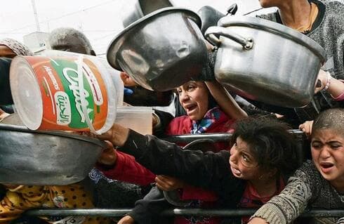 Niños haciendo cola para la distribución de alimentos en Rafah.
