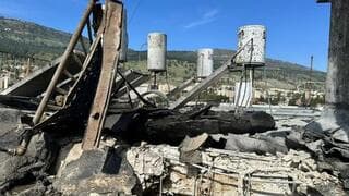 La azotea de un edificio residencial en Kiryat Shmona dañada por un cohete de Hamás.