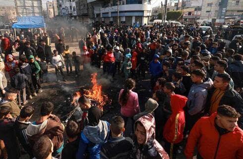 Cientos de gazatíes furiosos por la subida de precios y la malversación de ayuda humanitaria por parte de Hamás. (AFP) Cientos de gazatíes furiosos por la subida de precios y la malversación de ayuda humanitaria por parte de Hamás.