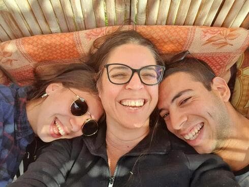 Liat Sade-Saadon con su hija Mika y su hijo Itay. 