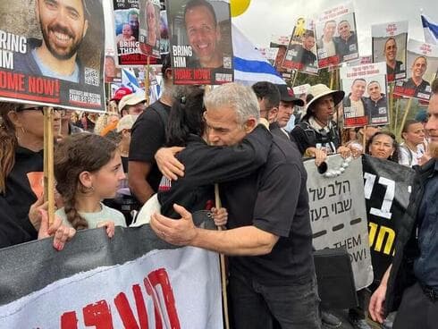 El político opositor Yair Lapid se hizo presente en la marcha de los familiares. (Ynet) El político opositor Yair Lapid se hizo presente en la marcha de los familiares.
