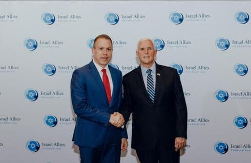 El embajador de Israel ante la ONU, Gilad Erdan, y el ex vicepresidente Mike Pence en la cena de gala de entrega de premios de la Fundación Aliados de Israel. (Cortesía) El embajador de Israel ante la ONU, Gilad Erdan, y el ex vicepresidente Mike Pence en la cena de gala de entrega de premios de la Fundación Aliados de Israel.