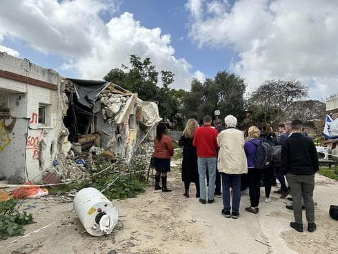 Legisladores pro-israelíes de todo el mundo visitan Kfar Aza en muestra de solidaridad por las atrocidades cometidas por Hamás el 7 de octubre. (X) Legisladores pro-israelíes de todo el mundo visitan Kfar Aza en muestra de solidaridad por las atrocidades cometidas por Hamás el 7 de octubre.