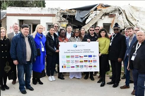 Legisladores pro-israelíes de todo el mundo visitan Kfar Aza en muestra de solidaridad por las atrocidades cometidas por Hamás el 7 de octubre. (X) Legisladores pro-israelíes de todo el mundo visitan Kfar Aza en muestra de solidaridad por las atrocidades cometidas por Hamás el 7 de octubre.