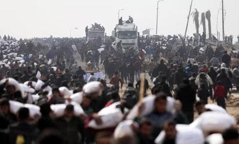 Palestinos saquean camiones de ayuda humanitaria. 