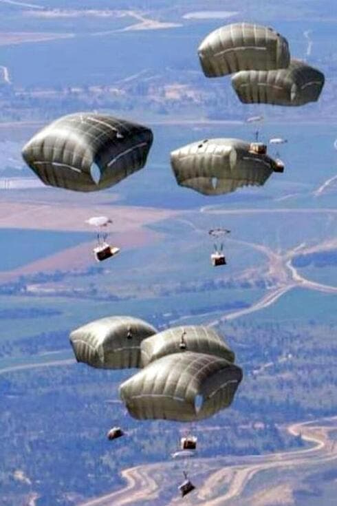 Cajas con alimentos lanzadas por el ejército jordano. 