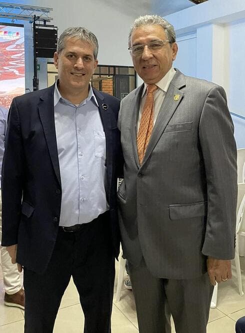El embajador Dagan con Luis Guillermo Vélez, concejal de Medellín. (Embajada de Israel en Colombia) El embajador Dagan con Luis Guillermo Vélez, concejal de Medellín.