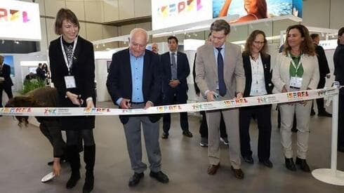 El ministro de Turismo, Haim Katz, corta la cinta en el stand de Israel. 