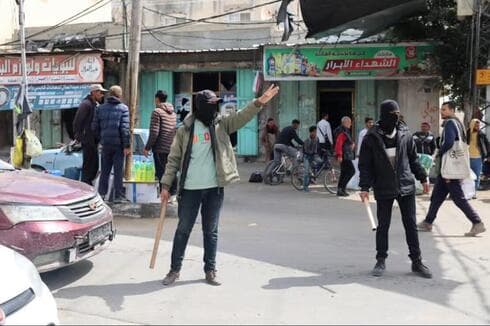 Hombres armados del "Comité de Defensa" en las calles de Rafah.