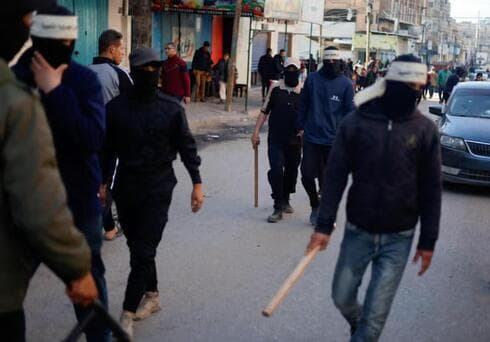 Hombres armados del "Comité de Defensa" en las calles de Rafah.
