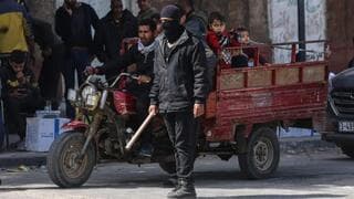 Hombres armados del "Comité de Defensa" en las calles de Rafah.