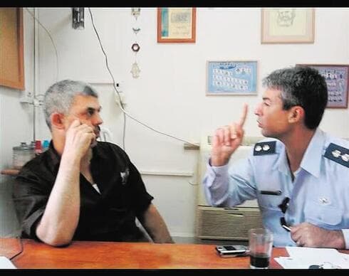 Yuval Biton y Yahya Sinwar. 
