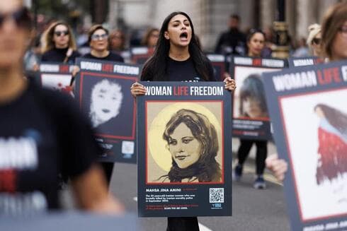 Manifestantes conmemoran el aniversario de la muerte de Mahsa Amini. 