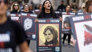 Manifestantes conmemoran el aniversario de la muerte de Mahsa Amini. 
