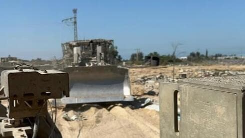 Las excavadoras rompen los huecos de los edificios e impiden la entrada de las aberturas de las trampas explosivas. (Ron Ben-Yishai) Las excavadoras rompen los huecos de los edificios e impiden la entrada de las aberturas de las trampas explosivas.