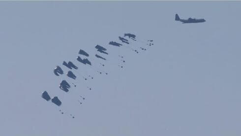 Ayuda humanitaria lanzada en paracaídas sobre Gaza.