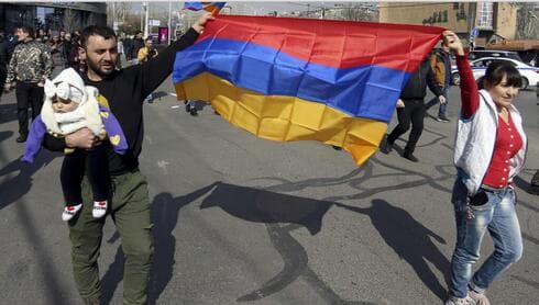 Civiles ondeando la bandera nacional armenia en las calles de la capital, Ereván. (AP) Civiles ondeando la bandera nacional armenia en las calles de la capital, Ereván.